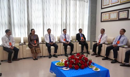 Đồng chí Lê Hồng Vinh, Phó Bí thư Tỉnh ủy, Chủ tịch UBND tỉnh tiếp xã giao các đoàn đại biểu nước CHDCND Lào - Ảnh: T.P