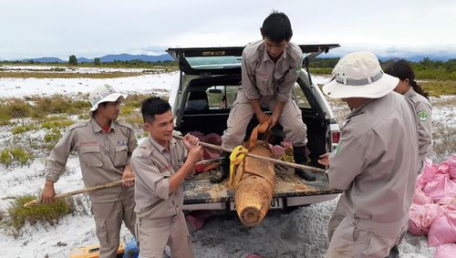 Cán bộ, kỹ thuật viên Trung tâm Hành động bom mìn Quảng Trị (QTMAC) góp phần trả lại bình yên cho đất đai và người dân - Ảnh: QTMAC
