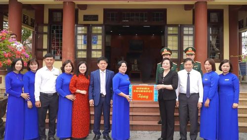 Chị Cáp Thị Thiên Trang (thứ bảy từ trái sang) đại diện Ban Quản lý Di tích Khu lưu niệm Tổng Bí thư Lê Duẩn và Thành Cổ Quảng Trị nhận quà của Phó Thủ tướng Chính phủ Phạm Thị Thanh Trà và lãnh đạo tỉnh - Ảnh: N.M