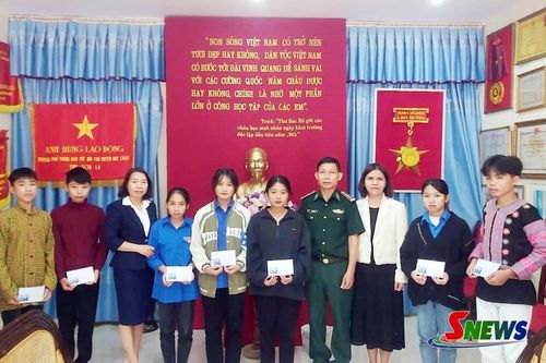 Lực lượng Biên phòng trao tiền hỗ trợ học sinh hoàn cảnh khó khăn thuộc Chương trình “Ươm mầm xanh biên giới - vững bước tới tương lai”.