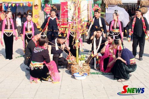 Lễ hội rượu cần của đồng bào dân tộc Kháng.