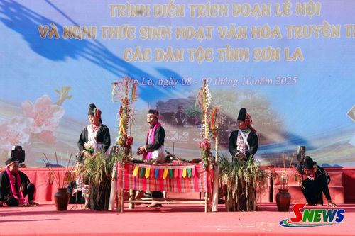 CLB sinh hoạt văn hóa dân gian dân tộc Khơ Mú, xã Chiềng La trình diễn lễ cúng lúa mới tại Quảng trường Tây Bắc.