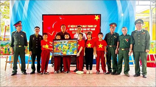 Thông qua các buổi nói chuyện chuyên đề, Hội CCB phường Thủy Xuân góp phần bồi đắp lòng yêu nước và niềm tự hào dân tộc cho thế hệ trẻ. Ảnh: Thất Quý