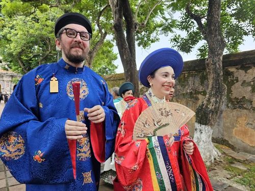 Hai du khách hào hứng tham gia vào đoàn