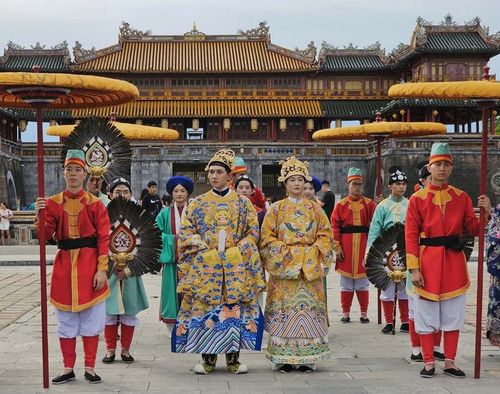 Đoàn Bách hoa bộ hành dừng lại trước Ngọ Môn