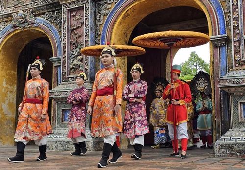 Đoàn Bách hoa bộ hành tiến vào cửa Hiển Nhơn