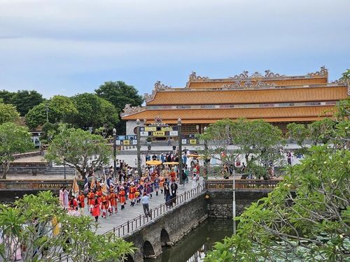 Đoàn Bách hoa bộ hành di chuyển qua phía trước điện Thái Hòa
