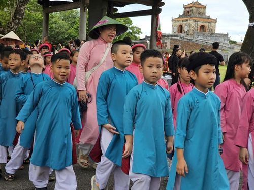 Đoàn bộ hành còn có sự góp mặt của đông đảo các em học sinh