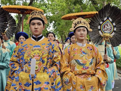 Các bạn trẻ tham gia đoàn Bách hoa bộ hành