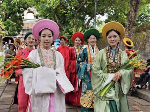 Các thiếu nữ rạng rỡ trong đoàn bộ hành quảng bá áo dài