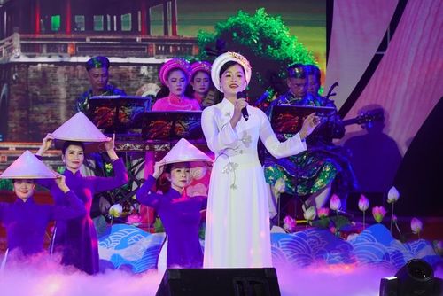  Tiết mục dân ca Huế do đoàn nghệ thuật quần chúng TP. Huế biểu diễn trong đêm khai mạc Hội diễn Đàn, hát dân ca ba miền năm 2026