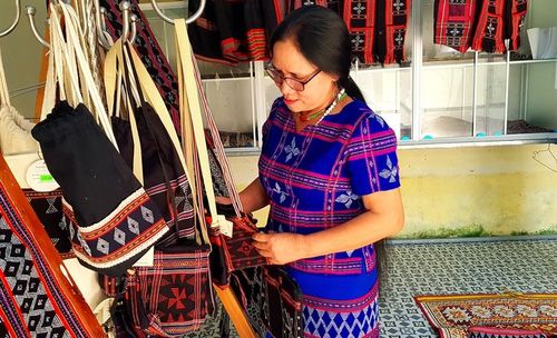 Nghệ nhân vùng cao giữ gìn và phát huy nghề dệt zèng truyền thống