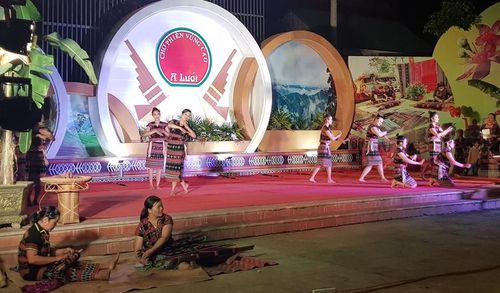 Biểu diễn các làn điệu của đồng bào Pa ko tại Chợ phiên vùng cao A Lưới