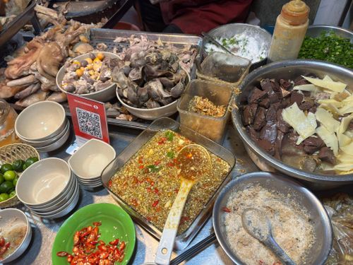 Nguyên liệu chế biến được bày tại một quán phở gà ở Hà Nội. Theo nhiều chủ quán, giá một số mặt hàng đầu vào vẫn ở mức cao dù giá xăng đã giảm