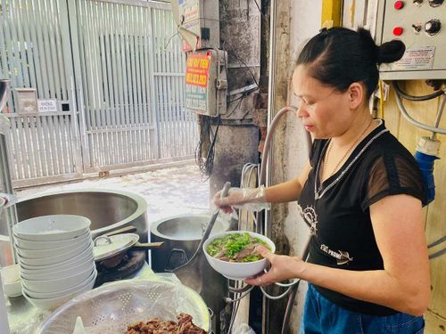 Chuyên gia nhận định, trong ngắn hạn, nhiều quán ăn sẽ ưu tiên các chương trình ưu đãi thay vì hạ giá trực tiếp