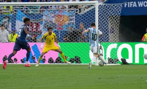 Pha đỡ bóng và ghi bàn đẳng cấp của Messi