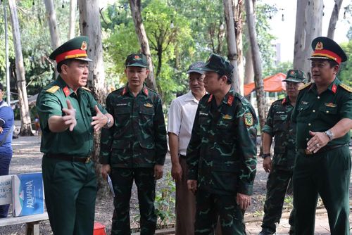 Lãnh đạo Quân Khu 7 cùng Bộ Tư lệnh TP Hồ Chí Minh trao đổi về công tác tìm kiếm vị trí các khu vực nghi có rãnh mộ tập thể, phục vụ công tác khai quật, tìm kiếm, quy tập hài cốt liệt sĩ.