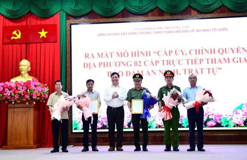 Đồng chí Phạm Thành Ngại, Chủ tịch UBND tỉnh Đồng Tháp trao quyết định thành lập mô hình “Cấp ủy, chính quyền địa phương 2 cấp trực tiếp tham gia bảo đảm ANTT”.