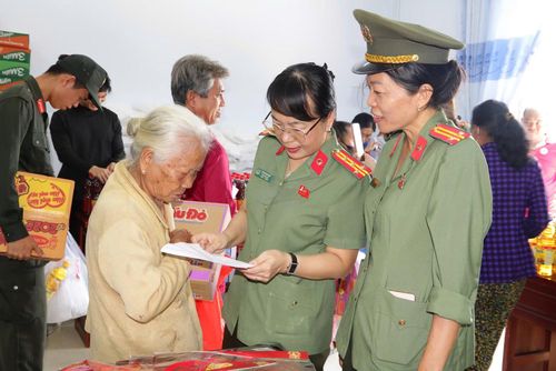 Đại tá Võ Thị Hoài Ngọc, Phó Giám đốc Công an tỉnh Đồng Tháp hướng dẫn bà con nhận quà tại "Gian hàng 0 đồng - Chia sẻ yêu thương".