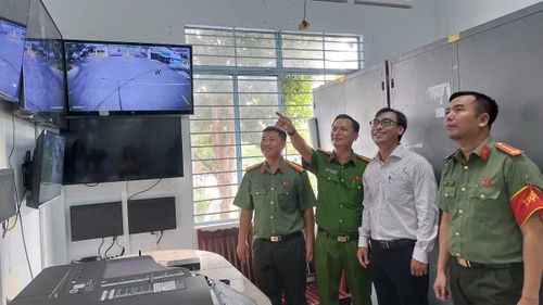 Ông Nguyễn Thái Bình, Chủ tịch UBND xã Mỹ Hiệp kiểm tra hệ thống Camera an ninh.