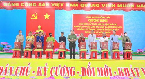 Thiếu tướng Lâm Phước Nguyên, Giám đốc Công an tỉnh Đồng Tháp tặng quà cho người dân có hoàn cảnh khó khăn ở xã biên giới.