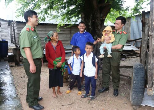 Cán bộ, chiến sĩ Phòng An ninh điều tra Công an Gia Lai đến tận buôn làng xa xôi để vận động quần chúng nhân dân.