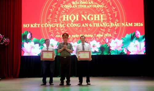 Thiếu tướng Nguyễn Văn Hận trao Bằng khen của Bộ trưởng Bộ Công an tặng các cá nhân đã có thành tích xuất sắc đột xuất trong xây dựng công trình trụ sở làm việc của Công an tỉnh An Giang.
