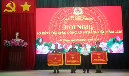 Thừa ủy quyền của Thủ tướng Chính phủ, đồng chí Nguyễn Thanh Nhàn, Phó Bí thư Thường trực Tỉnh ủy, Chủ tịch HĐND tỉnh An Giang trao Cờ thi đua cho các tập thể thuộc Công an tỉnh An Giang đã có thành tích xuất sắc trong phong trào thi đua “Vì an ninh Tổ quốc” năm 2025.