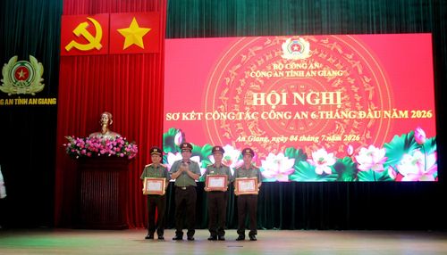 Thiếu tướng Nguyễn Văn Hận trao danh hiệu “Chiến sĩ thi đua cơ sở” cho các đồng chí trong Ban Giám đốc Công an tỉnh An Giang.