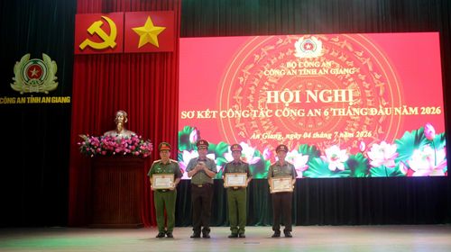 Thiếu tướng Nguyễn Văn Hận trao Bằng khen của Chủ tịch UBND tỉnh An Giang tặng các tập thể, cá nhân có thành tích xuất sắc trong công tác và chiến đấu.