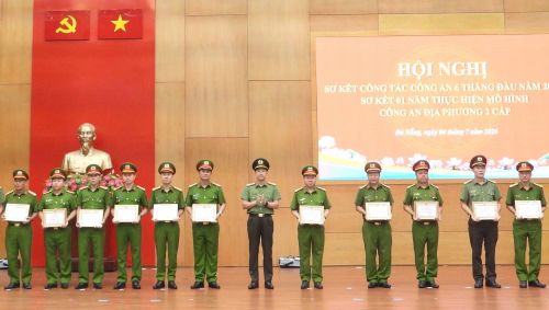 Đại tá Nguyễn Đại Đồng, Phó Giám đốc Công an TP Đà Nẵng trao Giấy khen của Công an thành phố cho các cá nhân có thành tích xuất sắc.