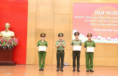 Thừa ủy quyền của Bộ trưởng Bộ Công an, Thiếu tướng Nguyễn Hữu Hợp trao danh hiệu Chiến sỹ thi đua cơ sở năm 2025 cho 3 cá nhân.