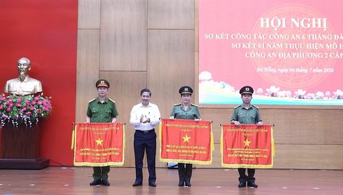 Phó Chủ tịch UBND thành phố Phan Thái Bình trao Cờ thi đua của Thủ tướng Chính phủ cho 3 tập thể thuộc Công an Đà Nẵng.