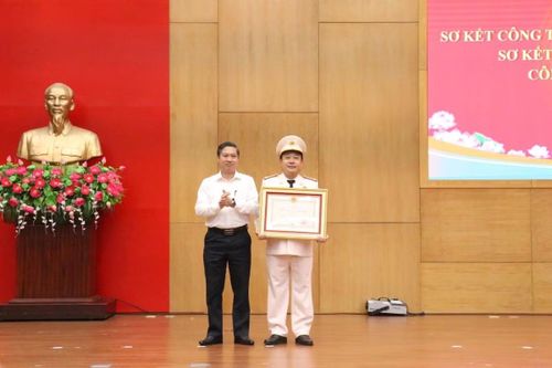 Phó Chủ tịch UBND TP Đà Nẵng Phan Thái Bình trao Huân chương chiến công Hạng 3 của Chủ tịch nước cho Đại tá Nguyễn Quốc Tuấn- Chánh Văn phòng Cơ quan CSĐT Công an thành phố.