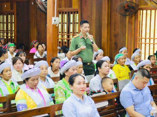 Cán bộ Phòng An ninh nội địa, Công an tỉnh Thái Nguyên tuyên truyền pháp luật tại Hội thánh tin lành Khuổi Mèo, xã Sảng Mộc.