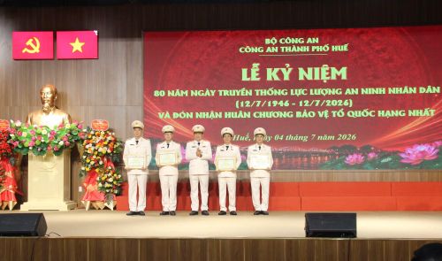 Thừa ủy quyền của Bộ trưởng Bộ Công an, Thiếu tướng Nguyễn Thanh Tuấn, Giám đốc Công an TP Huế trao Bằng khen của Bộ Công an tặng các tập thể, cá nhân.