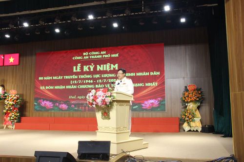Thiếu tướng Nguyễn Thanh Tuấn, Giám đốc Công an TP Huế phát biểu đáp từ tại buổi lễ.