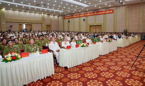 Các đại biểu, CBCS lực lượng An ninh Công an TP Huế qua các thời kỳ tham dự lễ kỷ niệm.
