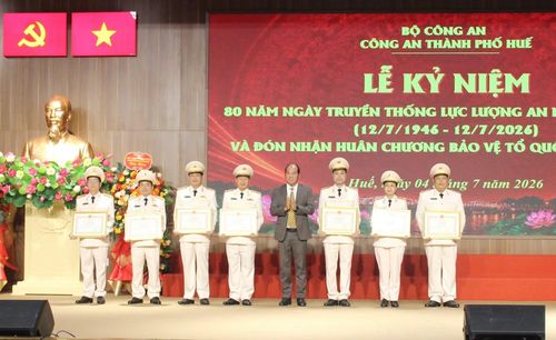 Đồng chí Nguyễn Văn Mạnh, Phó Chủ tịch UBND TP Huế trao Bằng khen cho các tập thể thuộc Công an TP Huế.