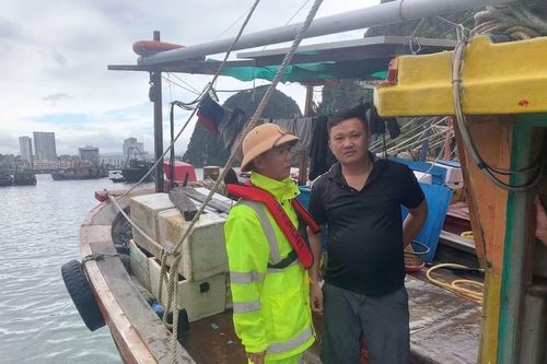 Cảnh sát đường thủy Quảng Ninh đến từng phương tiện ngư vận động, hướng dẫn ngư dân.