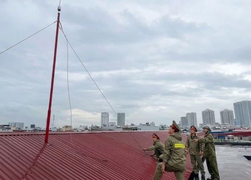Công an TP Hải Phòng đội mưa gia cố cơ sở hạ tầng phòng, chống bão.