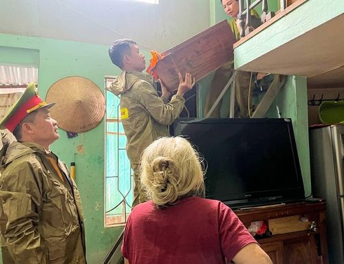 Cán bộ Công an hỗ trợ gia cố nhà cửa cho người dân.