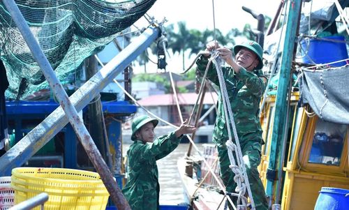 Lực lượng "4 tại chỗ" Quảng Ninh hỗ trợ ngư dân chằng buộc phương tiện.