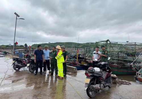 Công an Quảng Ninh sát cánh cùng các lực lượng vũ trang hỗ trợ ngư dân.