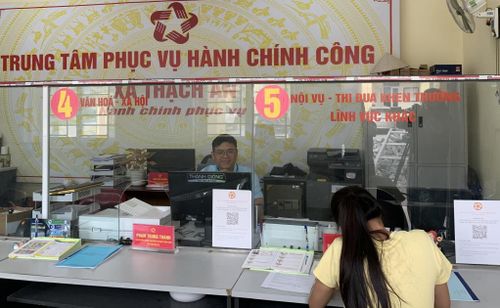 Cán bộ Trung tâm Phục vụ hành chính công xã Thạch An tiếp nhận, giải quyết thủ tục hành chính cho người dân.