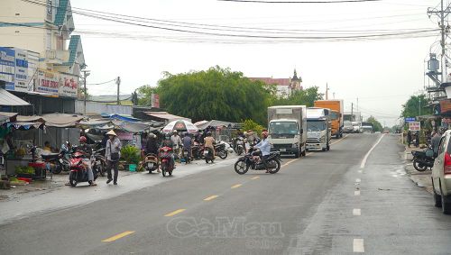 Trên tuyến Quốc lộ 1 đoạn từ phường Bạc Liêu đến phường Tân Thành, tỉnh Cà Mau còn nhiều điểm chợ ven đường, tiềm ẩn nguy cơ mất ATGT, nhất là trong giờ cao điểm.