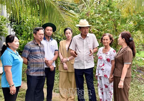 Nguyên Phó Trưởng ban Thường trực Ban Nội chính Trung ương Võ Văn Dũng (thứ 3 từ phải sang) gợi mở cho bà Lê Hồng Thu, ấp Xóm Lớn, xã Châu Thới (bìa phải), một số ý tưởng xây dựng điểm dừng chân cho du khách.