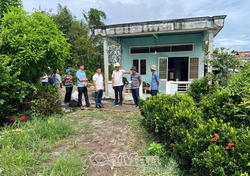  Đoàn khảo sát tuyến đường tại ấp Xẻo Chích, dự kiến được đầu tư để phát triển du lịch.