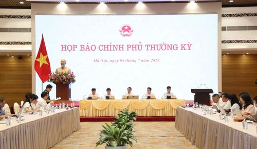 Lãnh đạo bộ, ngành trả lời tại Họp báo. Ảnh: Đức Minh