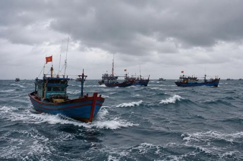  Các phương tiện hoạt động trên biển được khuyến cáo vào nơi tránh trú an toàn khi bão số 1 tiến gần đất liền. Ảnh minh họa. 